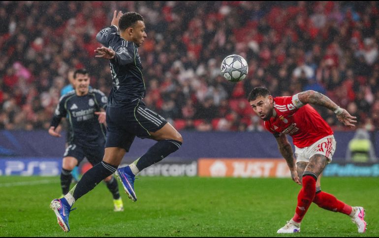 Gigantes como el Real Madrid, sufrieron un revés histórico que los obliga a pasar por la aduana de los Playoffs. EFE/J. S. GOULAO.