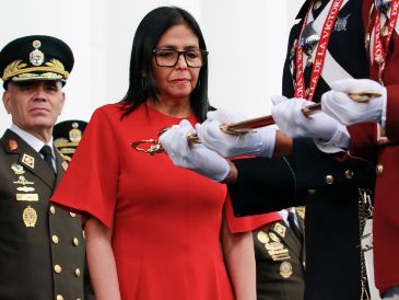 Rodríguez recibió la insignia de comandante en jefe de la Fuerza Armada de Venezuela. EFE/Palacio de Miraflores