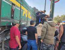 El conductor quedó atrapado dentro del vehículo tras el violento impacto con el convoy ferroviario, lo que obligó la intervención de los servicios de emergencia.ESPECIAL