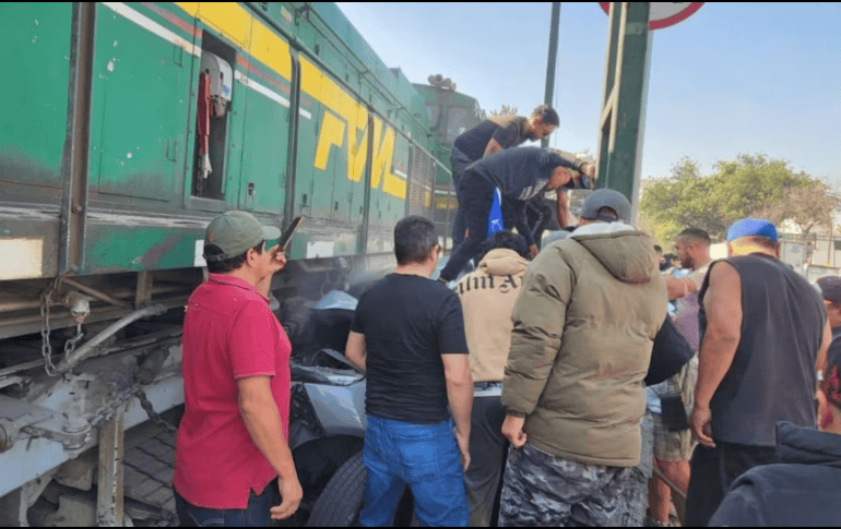 El conductor quedó atrapado dentro del vehículo tras el violento impacto con el convoy ferroviario, lo que obligó la intervención de los servicios de emergencia.ESPECIAL