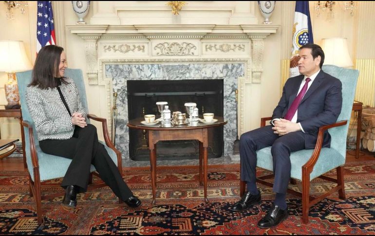 El secretario de Estado recibió en su despacho a Machado, quien salió satisfecha de la reunión, asegurando que cuenta con el total respaldo del Gobierno de Trump. EFE/ Departamento de Estado de Los Estados Unidos.