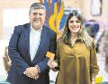 Autoridades iniciaron con la entrega de la Tarjeta Única, que concentra programas sociales y facilita trámites y servicios a los beneficiarios. En la imagen, Luis García y Priscilla Franco. EL INFORMADOR/ A. Navarro