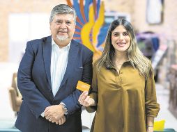 Autoridades iniciaron con la entrega de la Tarjeta Única, que concentra programas sociales y facilita trámites y servicios a los beneficiarios. En la imagen, Luis García y Priscilla Franco. EL INFORMADOR/ A. Navarro