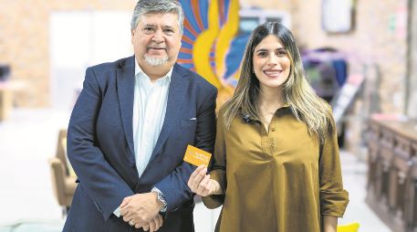 Autoridades iniciaron con la entrega de la Tarjeta Única, que concentra programas sociales y facilita trámites y servicios a los beneficiarios. En la imagen, Luis García y Priscilla Franco. EL INFORMADOR/ A. Navarro
