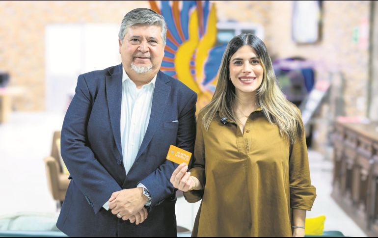Autoridades iniciaron con la entrega de la Tarjeta Única, que concentra programas sociales y facilita trámites y servicios a los beneficiarios. En la imagen, Luis García y Priscilla Franco. EL INFORMADOR/ A. Navarro