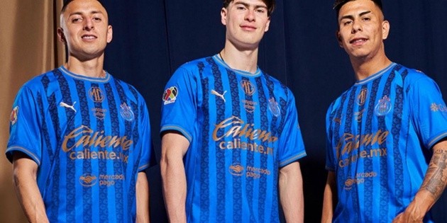 Chivas presenta su tercer uniforme, conmemorativo por su 120 aniversario