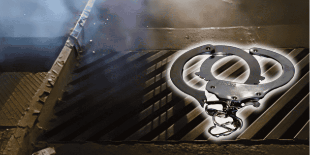 Polic&iacute;a de Guadalajara detiene a hombre por quemar cables en alcantarilla