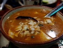 Algunos comensales no solo rechazan el menudo por la textura, sino también por el aroma característico que desprende. ESPECIAL / CANVA