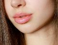 Existen alternativas naturales y hábitos sencillos que ayudan a mantener los labios suaves y saludables. Unsplash