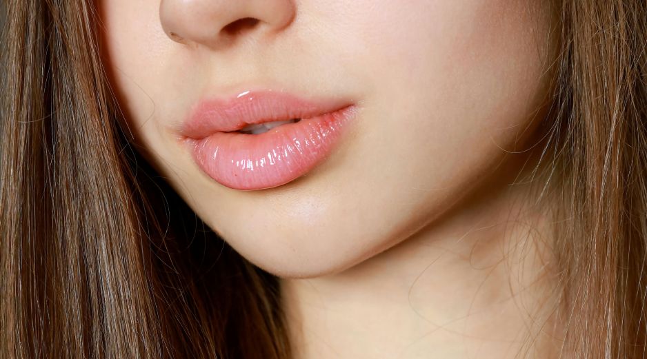 Existen alternativas naturales y hábitos sencillos que ayudan a mantener los labios suaves y saludables. Unsplash