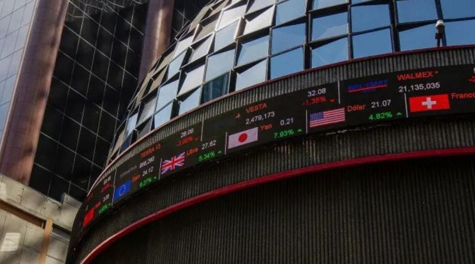 En la jornada, el tipo de cambio se depreció un 0.1 % hasta un nivel de 17.23 pesos por dólar, luego de que en la jornada previa apuntara a los 17.22, según datos del Banco de México. NTX / ARCHIVO