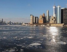 Hielo flota en el puerto de Nueva York en la confluencia de los ríos Este y Hudson. EFE/SARAH YENESEL