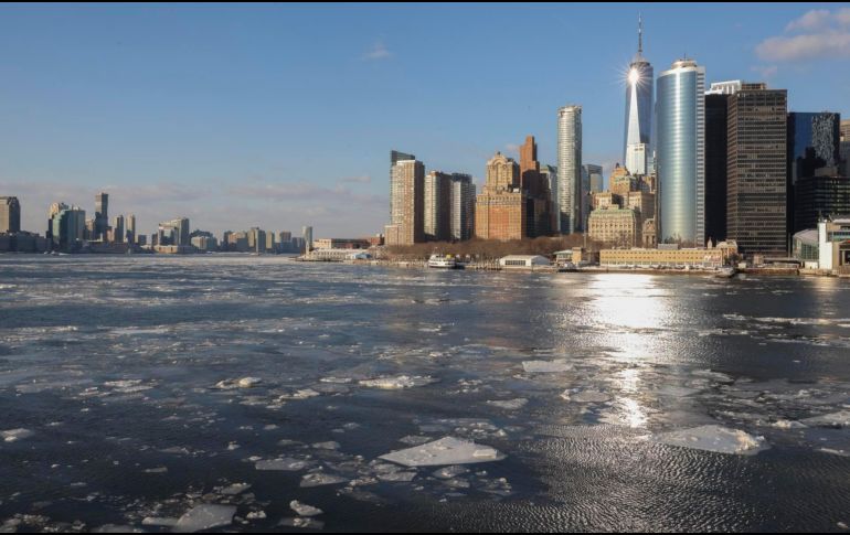 Hielo flota en el puerto de Nueva York en la confluencia de los ríos Este y Hudson. EFE/SARAH YENESEL