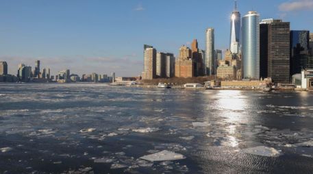 Hielo flota en el puerto de Nueva York en la confluencia de los ríos Este y Hudson. EFE/SARAH YENESEL