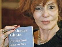 Vénus Khoury-Ghata posa con su libro, “La Maison aux Orties”, publicado en 2006. AFP