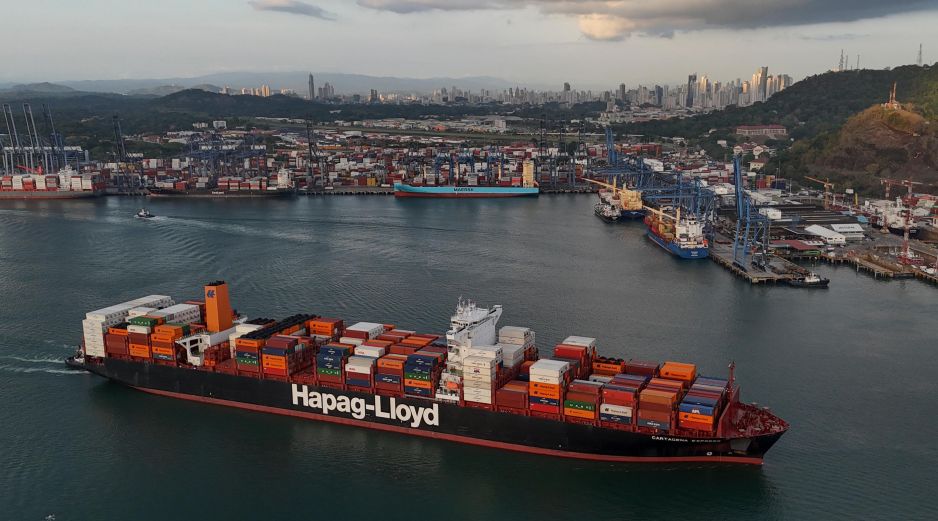 Un buque mercante navega por el puerto de Balboa, gestionado por CK Hutchison Holdings, en el Canal de Panamá. AP/M. Delacroix