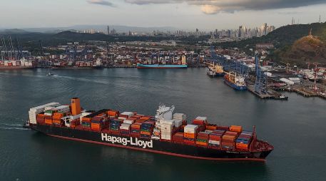 Un buque mercante navega por el puerto de Balboa, gestionado por CK Hutchison Holdings, en el Canal de Panamá. AP/M. Delacroix