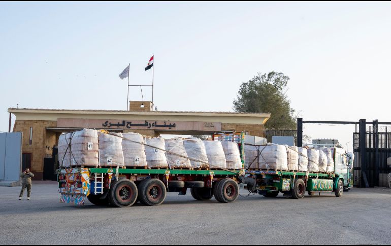 Un camión llega al lado egipcio del paso fronterizo de Rafah, para pasar la inspección de las autoridades israelíes antes de entrar a la Franja de Gaza, el 27 de enero de 2026. AP/M. Arafat
