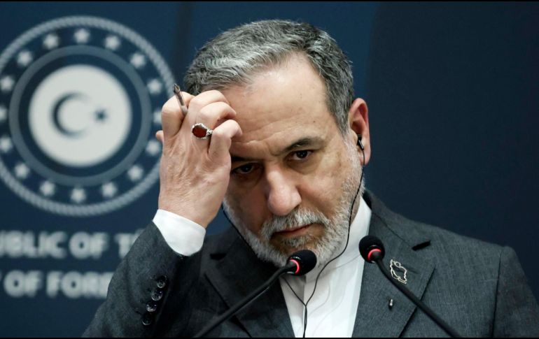 El ministro de Exteriores de Irán, Abbas Araghchi, se ha mostrado este viernes dispuesto a negociar con Estados Unidos una solución diplomática al conflicto por el programa nuclear iraní, en declaraciones a los medios en Estambul. EFE/E. SAHIN