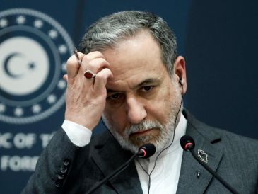El ministro de Exteriores de Irán, Abbas Araghchi, se ha mostrado este viernes dispuesto a negociar con Estados Unidos una solución diplomática al conflicto por el programa nuclear iraní, en declaraciones a los medios en Estambul. EFE/E. SAHIN
