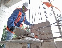 La decisión incluye además un ajuste para los salarios mínimos profesionales correspondientes a 61 ocupaciones, oficios y trabajos especiales, entre los que se incluye la albañilería. EL INFORMADOR/ ARCHIVO