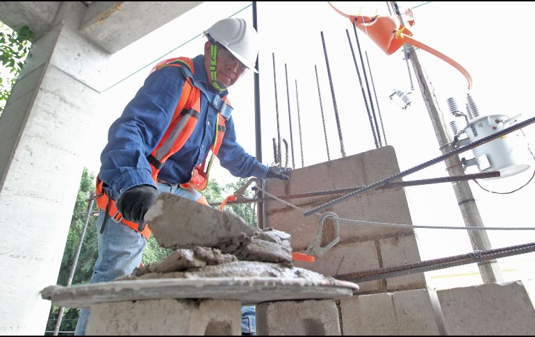 La decisión incluye además un ajuste para los salarios mínimos profesionales correspondientes a 61 ocupaciones, oficios y trabajos especiales, entre los que se incluye la albañilería. EL INFORMADOR/ ARCHIVO