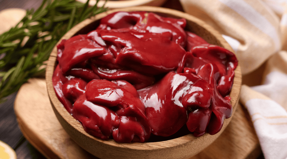 El consumo moderado de hígado de res puede contribuir a prevenir deficiencias nutricionales, mejorar la energía y apoyar la salud cerebral.  CANVA