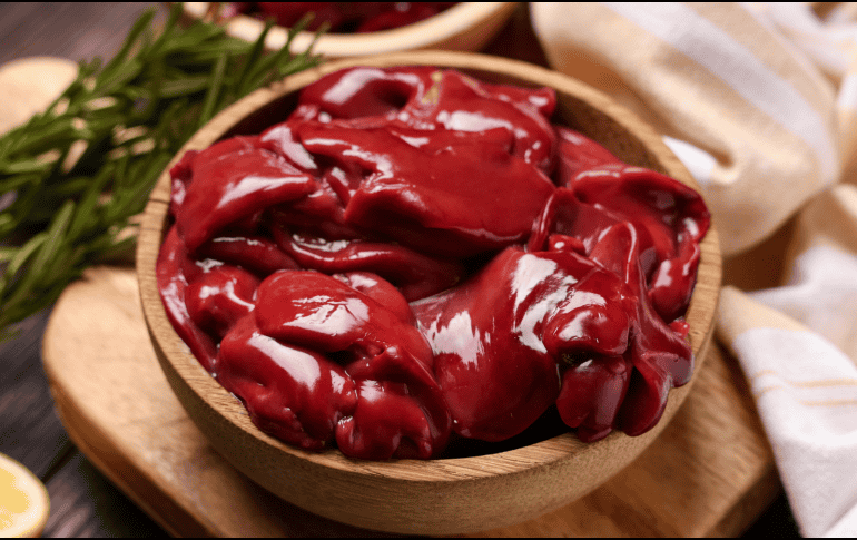 El consumo moderado de hígado de res puede contribuir a prevenir deficiencias nutricionales, mejorar la energía y apoyar la salud cerebral.  CANVA