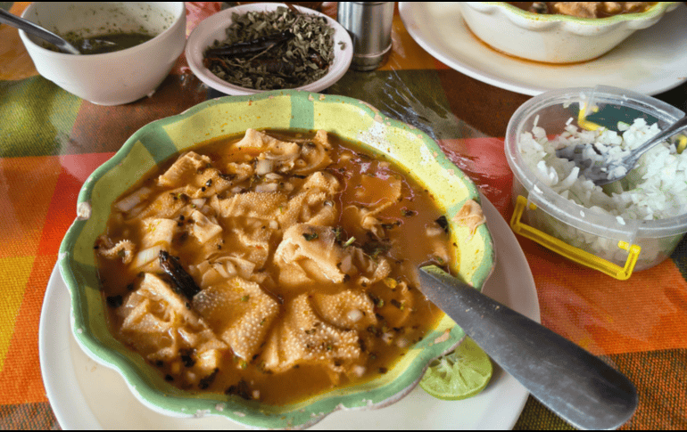 Estos componentes conforman la base de uno de los caldos más apreciados de la cocina mexicana, cuya preparación sigue siendo un símbolo de identidad, aprovechamiento y sabor tradicional. EL INFORMADOR/ N. Andrade