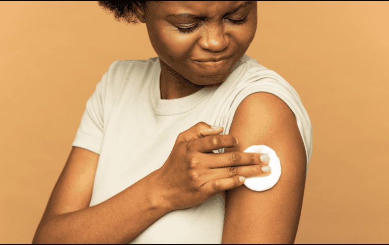 Además de proteger al individuo, una alta cobertura de vacunación contribuye a la inmunidad colectiva, que dificulta la transmisión del virus en la comunidad. CANVA