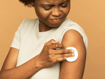 Además de proteger al individuo, una alta cobertura de vacunación contribuye a la inmunidad colectiva, que dificulta la transmisión del virus en la comunidad. CANVA