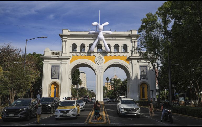 Conejo monumental transforma los Arcos Vallarta durante ART WKND GDL. NIFORMADOR/ J. Acosta
