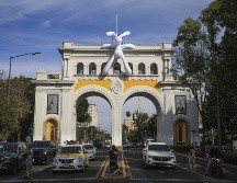 Conejo monumental transforma los Arcos Vallarta durante ART WKND GDL. NIFORMADOR/ J. Acosta
