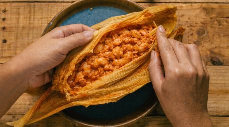 Los tamales barbones, tradicionales del estado de Sinaloa, son aquellos que se rellenan con camarones, a los que no se les quitan ni la cáscara ni las barbas. ESPECIAL / IA y CANVA