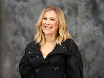 Ganó el Emmy a mejor actriz principal de comedia en 2020, el Globo de Oro en 2021 y seis Canadian Screen Awards consecutivos como mejor actriz en serie de comedia por ese papel. EFE/T. Akmen