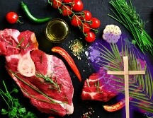 La práctica de no comer carne durante la Cuaresma y la Semana Santa no se limita a una regla alimentaria. Representa un acto simbólico de sacrificio y respeto. ESPECIAL / CANVA