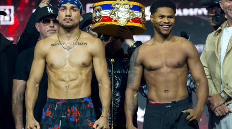 Teófimo López y Shakur Stevenson durante la ceremonia de pesaje. EFE/A. Colmenares