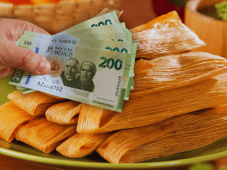 Las alzas de los precios del mole o las salsas, de las carnes de pollo y del cerdo provocaron un incremento de precios de los tamales. ESPECIAL / CANVA