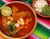 Con el paso del tiempo, el menudo dejó de ser solo un alimento barato para convertirse en un clásico presente en celebraciones y reuniones familiares, así como la opción fácil y rápida para curar la resaca tras una noche de excesos. ESPECIAL / CANVA e IA