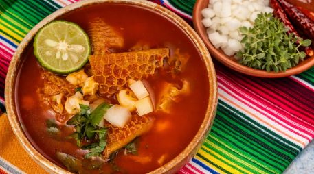 Con el paso del tiempo, el menudo dejó de ser solo un alimento barato para convertirse en un clásico presente en celebraciones y reuniones familiares, así como la opción fácil y rápida para curar la resaca tras una noche de excesos. ESPECIAL / CANVA e IA