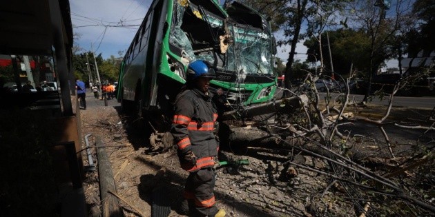 Fuerte choque de cami&oacute;n en avenida Alcalde deja ocho lesionados