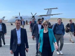 Fotografía cedida de la embajadora Laura Dogu (c) a su llegada este 31 de enero de 2026, al aeropuerto Internacional Simón Bolívar en Venezuela. EFE / Embajada de EU