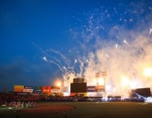 El Estadio Panamericano se vistió de fiesta cuando los fuegos pirotécnicos iluminaron el cielo tapatío y marcaron el inicio formal de una semana en la que la pelota será la gran protagonista. EL INFORMADOR/ J. ACOSTA.