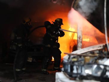 Contreras señaló que los elementos forzaron su entrada al terreno y lograron contener las llamas antes de que estas se propagaran hacia otras fincas y casas aledañas. PROTECCIÓN CIVIL / BOMBEROS DE GUADALAJARA