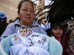 En muchas parroquias, los fieles acuden con velas para recibir la bendición, un acto que representa protección, fe y esperanza para el año que comienza. ARCHIVO/INFORMADOR