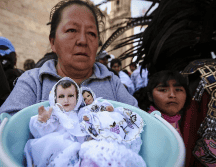 En muchas parroquias, los fieles acuden con velas para recibir la bendición, un acto que representa protección, fe y esperanza para el año que comienza. ARCHIVO/INFORMADOR