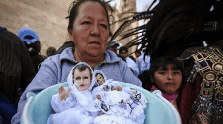 En muchas parroquias, los fieles acuden con velas para recibir la bendición, un acto que representa protección, fe y esperanza para el año que comienza. ARCHIVO/INFORMADOR