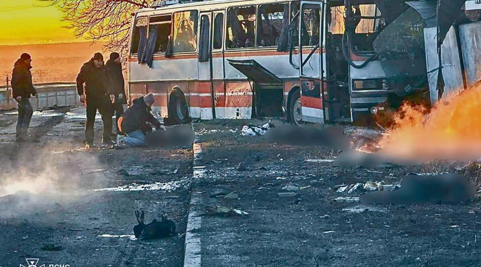 Rescate y atención a los heridos, tras el ataque con drones rusos a un autobús que transportaba mineros en Dnipropetrovsk, en Ucrania. EFE