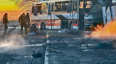 Rescate y atención a los heridos, tras el ataque con drones rusos a un autobús que transportaba mineros en Dnipropetrovsk, en Ucrania. EFE