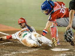 En la parte baja de la séptima entrada, Michael Wielansky, jugador de los Charros de Jalisco, fue puesto fuera con jugada en el plato en su intento por anotar lo que pudo haber representado el empate a cinco carreras frente a República Dominicana. ESPECIAL